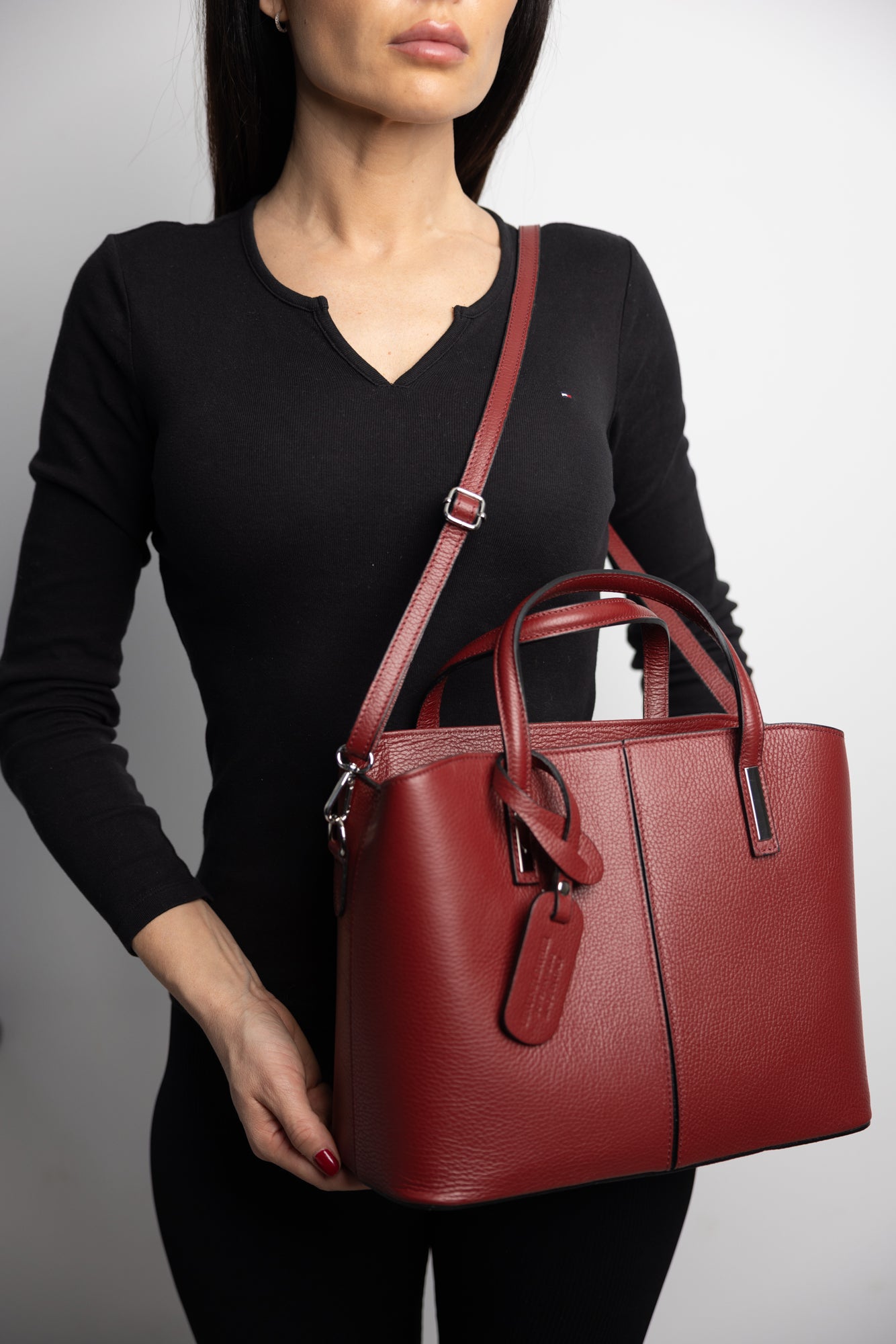 Damenhandtasche aus echtem Leder in Bordeauxrot Mara